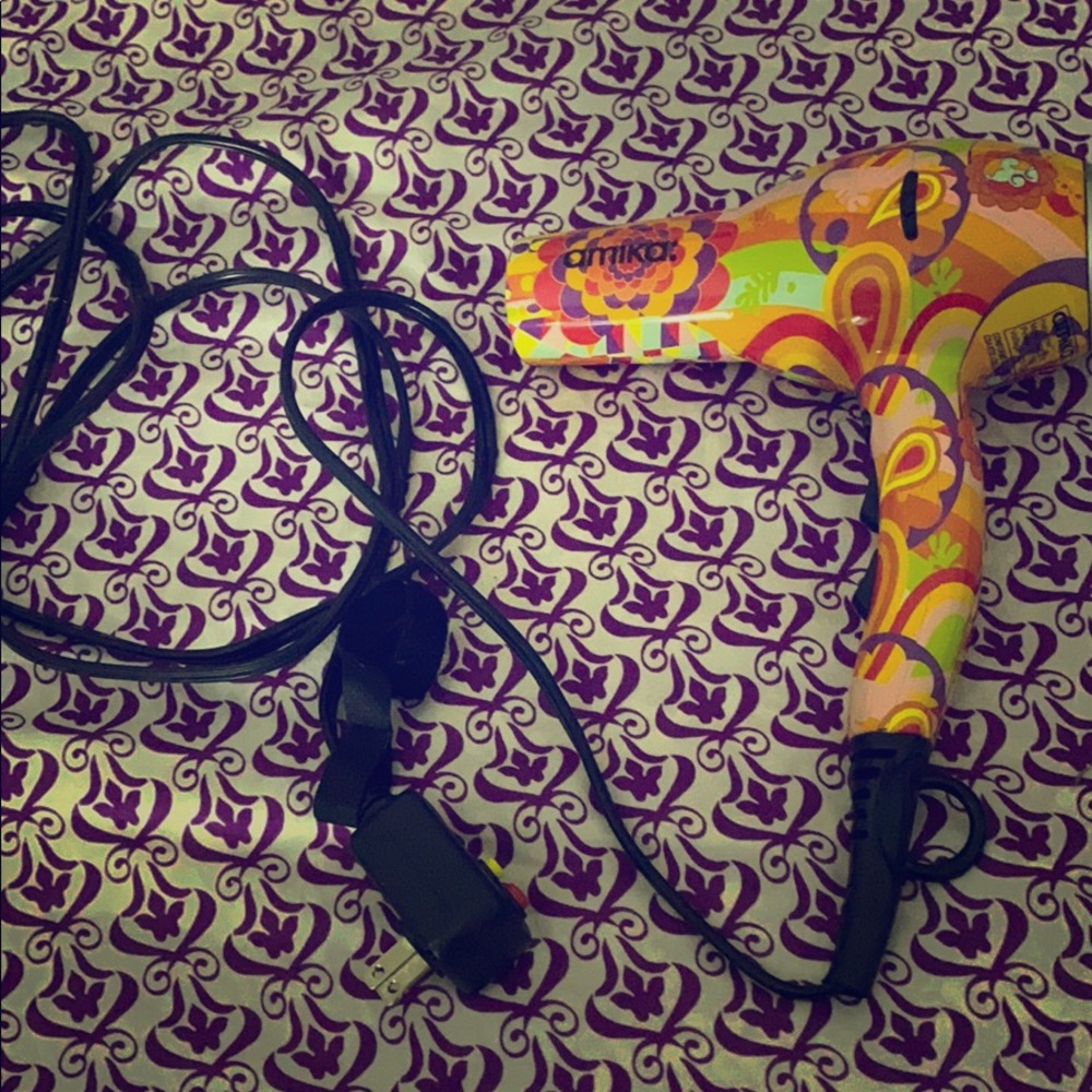 Amika blowdryer